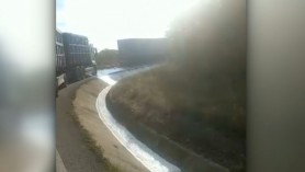 „Durere fără margini”. Pârâu de bere pe o șosea, după ce sute de sticle au căzut dintr-un camion